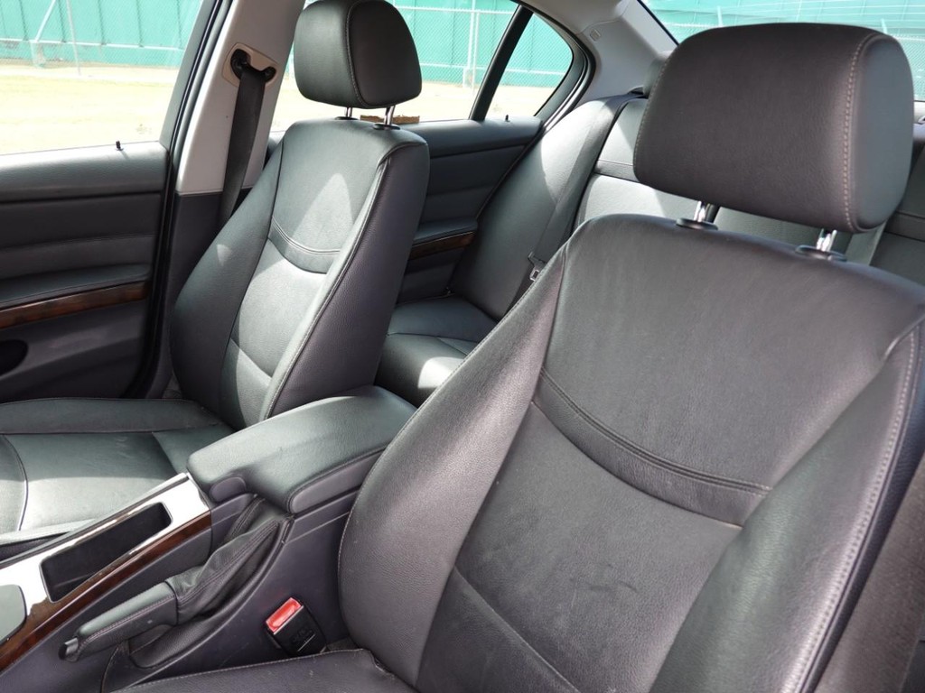BMW 3 Series Vehicle Full-screen Gallery Image 15