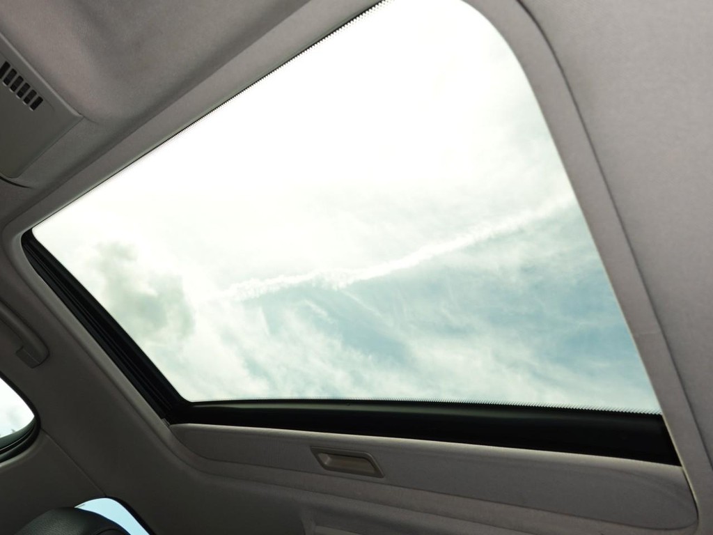 BMW 3 Series Vehicle Full-screen Gallery Image 16