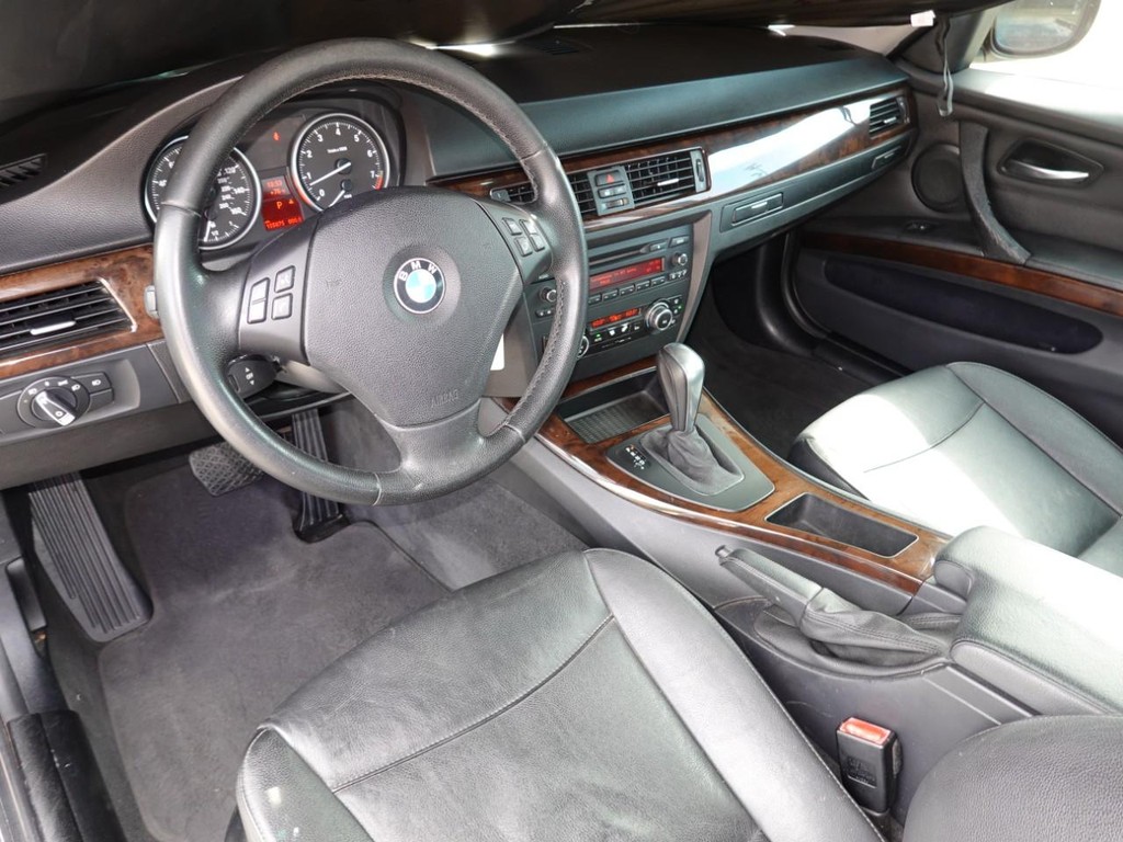 BMW 3 Series Vehicle Full-screen Gallery Image 17