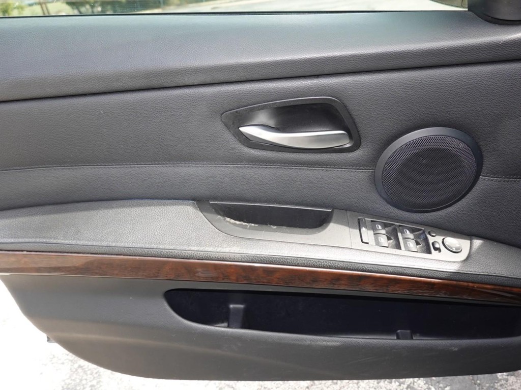 BMW 3 Series Vehicle Full-screen Gallery Image 18