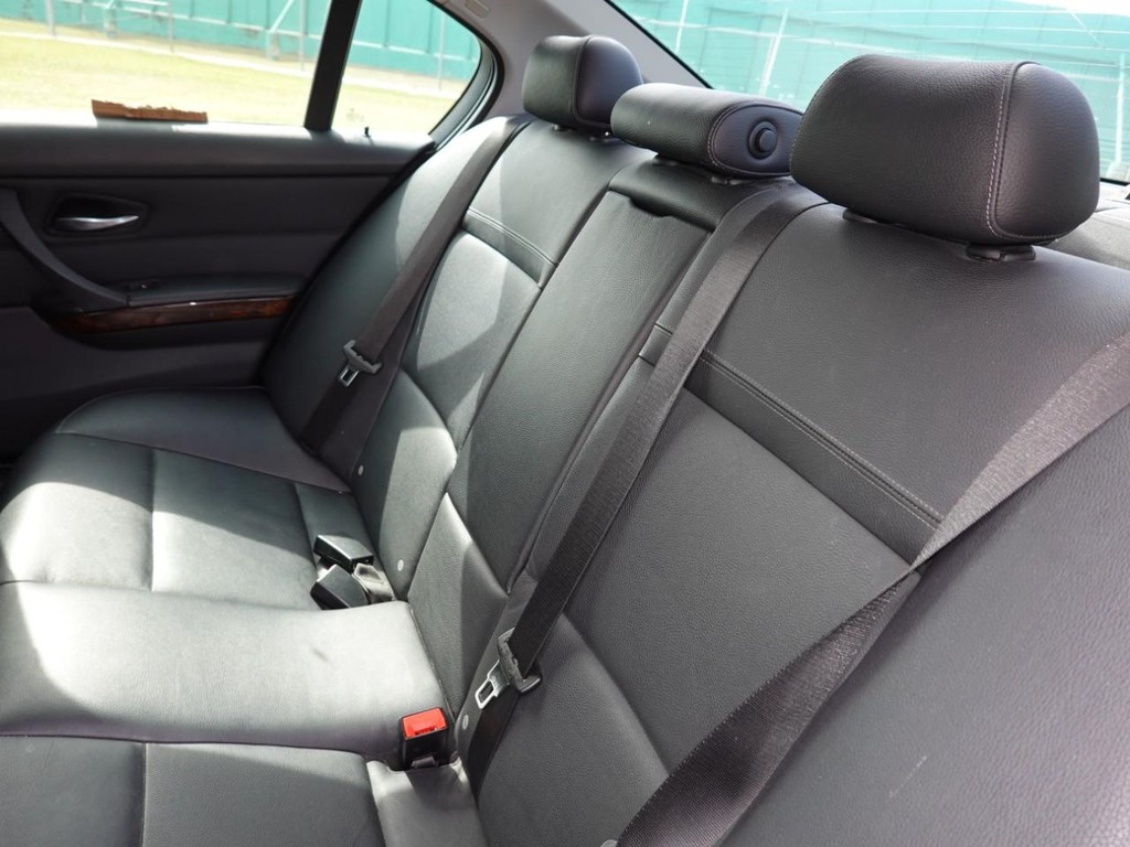 BMW 3 Series Vehicle Full-screen Gallery Image 19