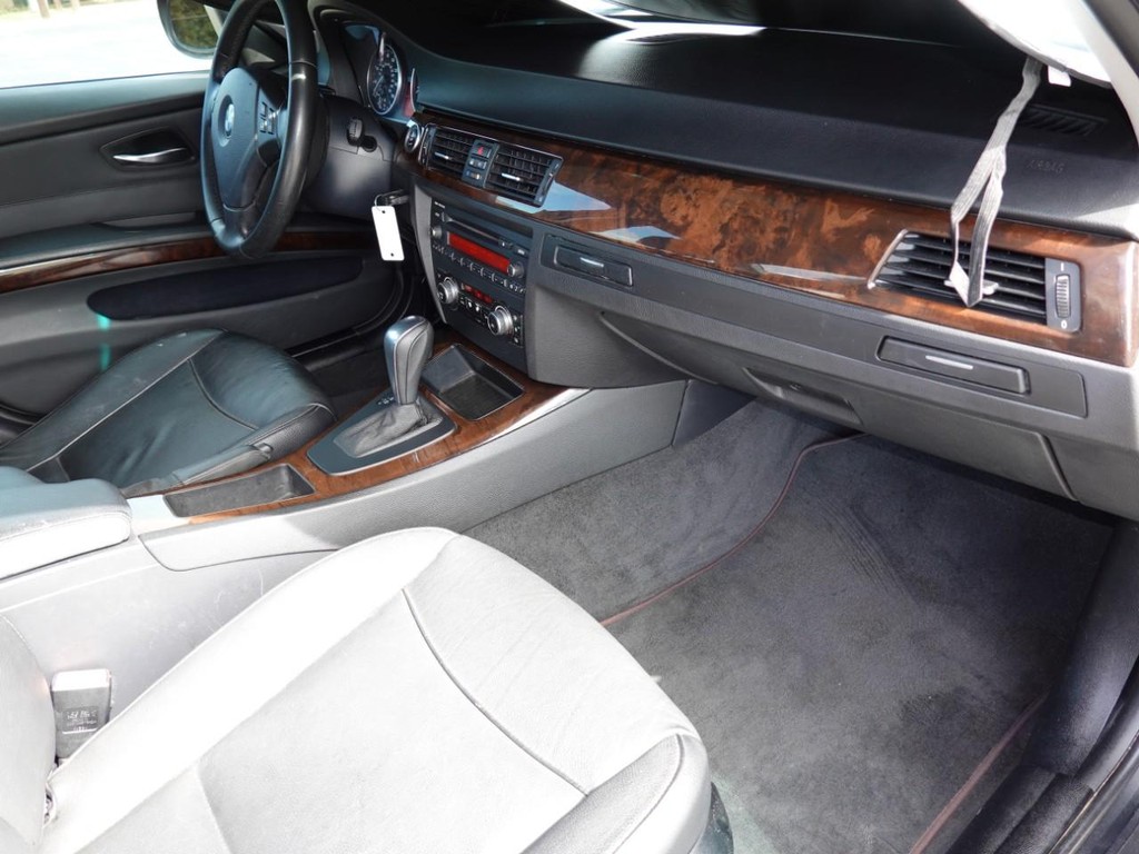 BMW 3 Series Vehicle Full-screen Gallery Image 21