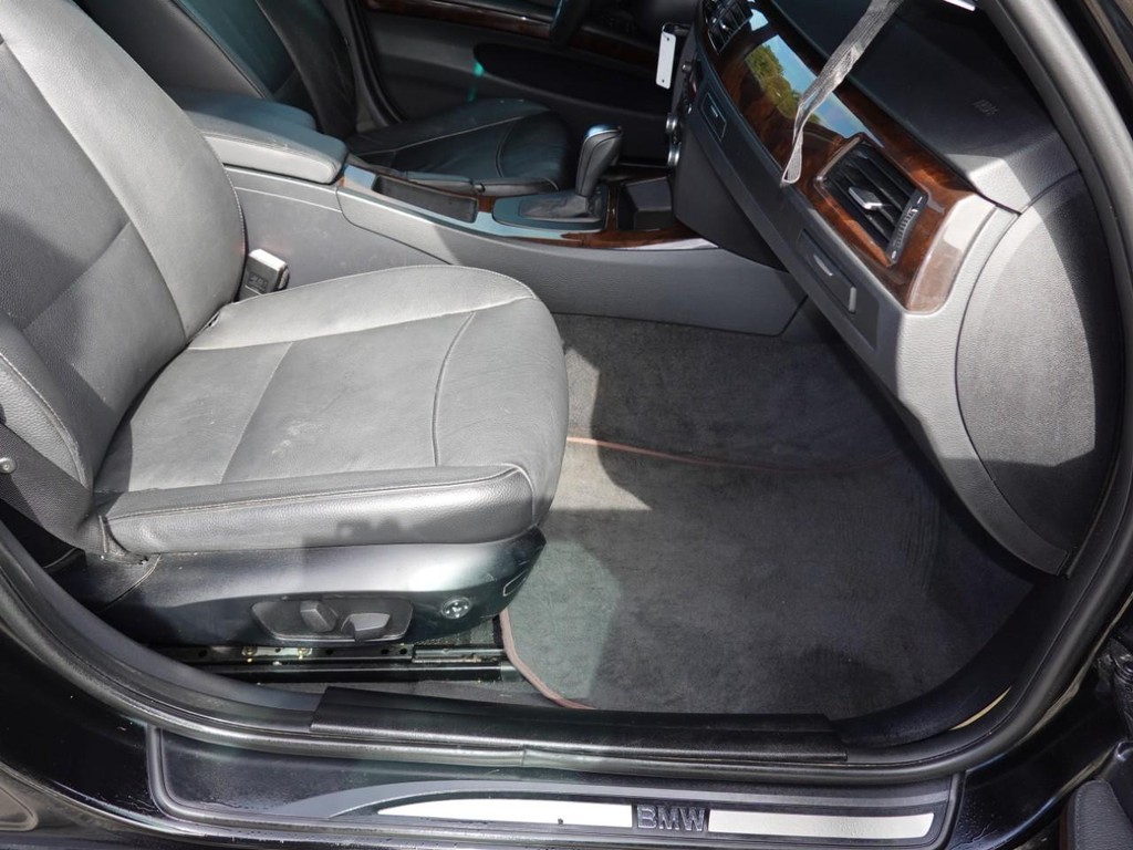 BMW 3 Series Vehicle Full-screen Gallery Image 22