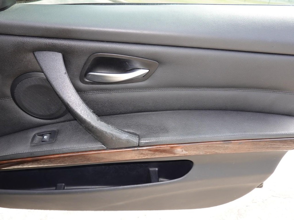 BMW 3 Series Vehicle Full-screen Gallery Image 23