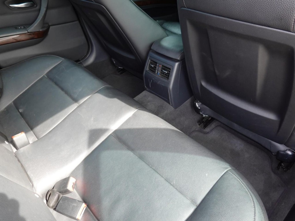 BMW 3 Series Vehicle Full-screen Gallery Image 24