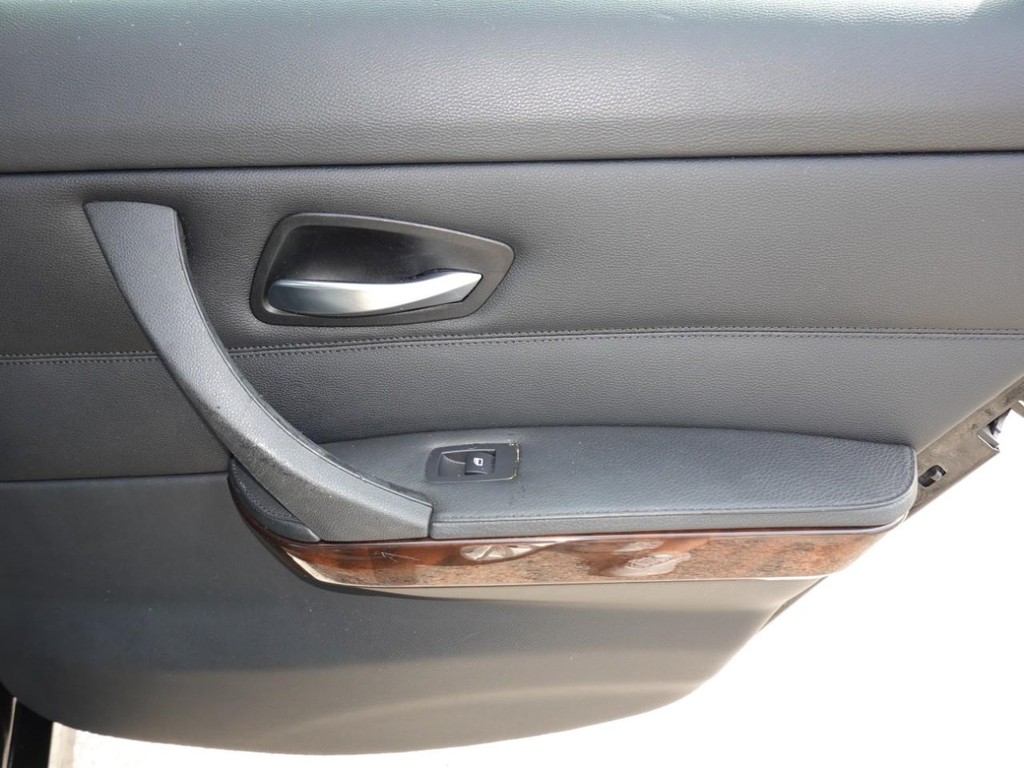 BMW 3 Series Vehicle Full-screen Gallery Image 25