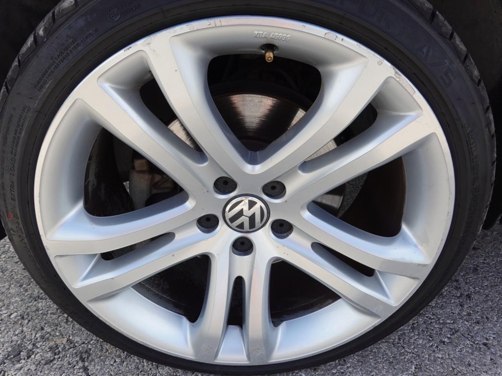 Volkswagen Tiguan Vehicle Full-screen Gallery Image 09