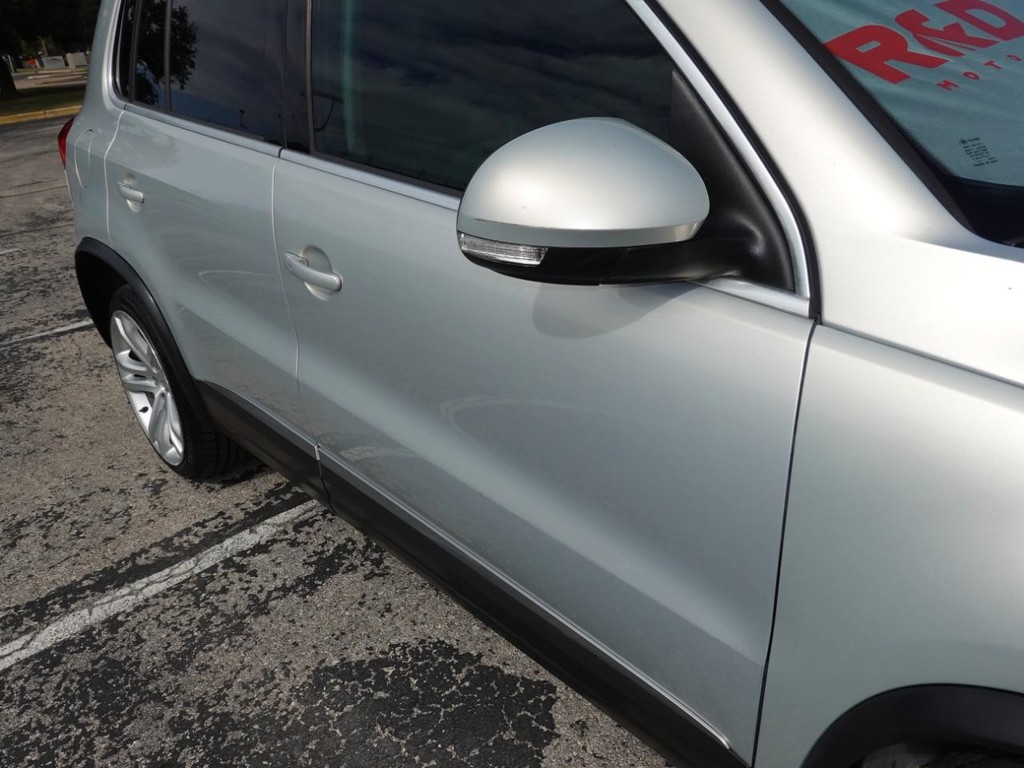 Volkswagen Tiguan Vehicle Full-screen Gallery Image 11
