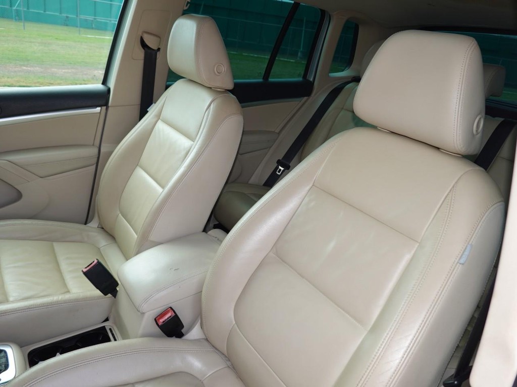 Volkswagen Tiguan Vehicle Full-screen Gallery Image 15
