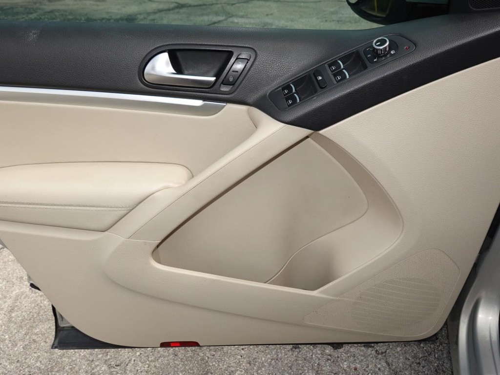 Volkswagen Tiguan Vehicle Full-screen Gallery Image 17