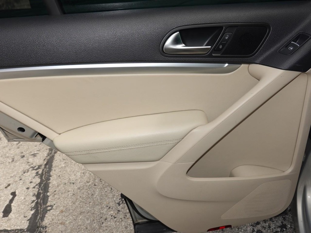 Volkswagen Tiguan Vehicle Full-screen Gallery Image 19