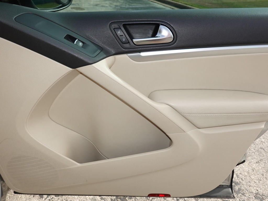 Volkswagen Tiguan Vehicle Full-screen Gallery Image 22