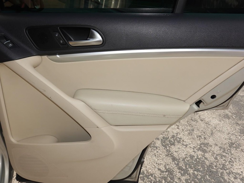 Volkswagen Tiguan Vehicle Full-screen Gallery Image 24