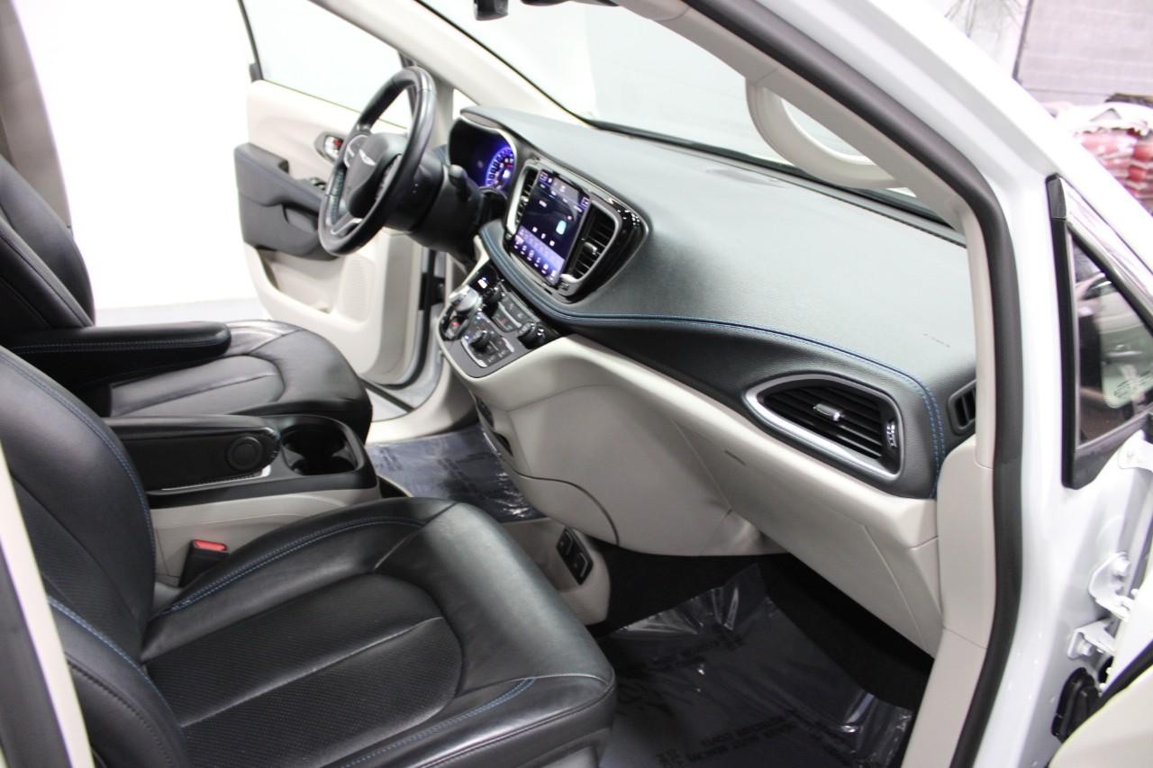 2021 Chrysler Pacifica Touring L photo