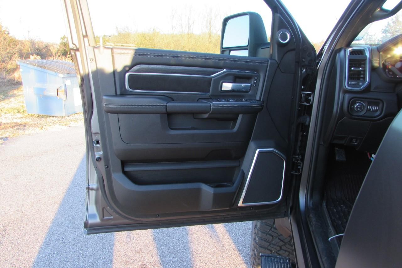 2024 Diamond Black Crystal Pearlcoat Ram 3500 Laramie 4X4 Truck