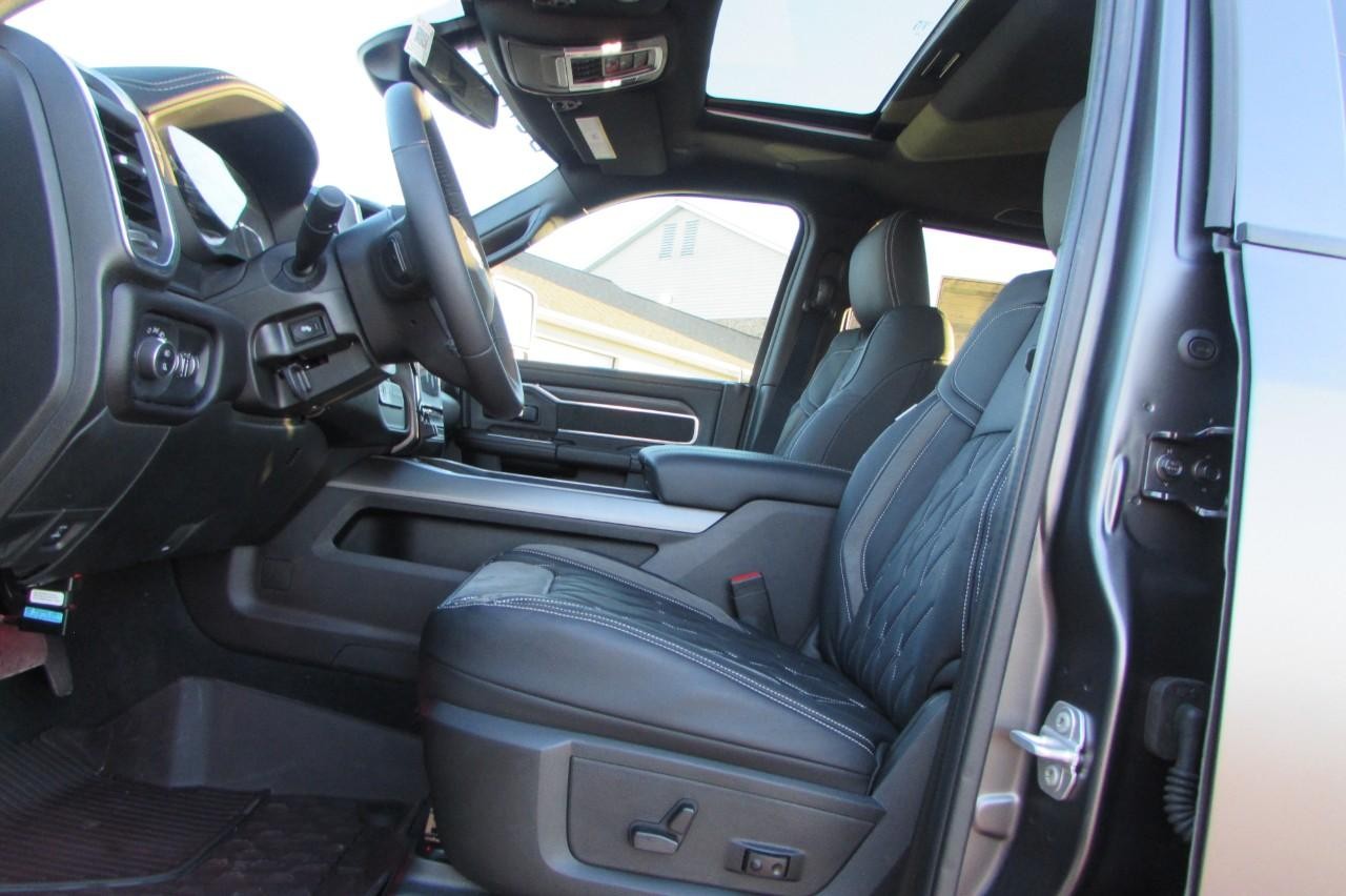 2024 Diamond Black Crystal Pearlcoat Ram 3500 Laramie 4X4 Truck