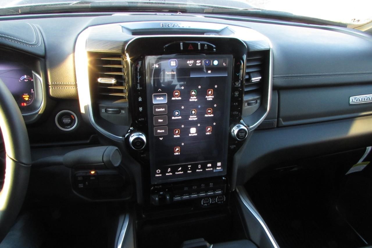 2024 Diamond Black Crystal Pearlcoat Ram 3500 Laramie 4X4 Truck