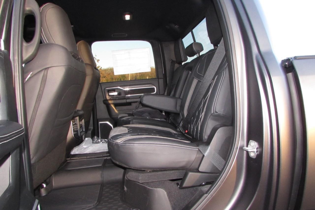 2024 Diamond Black Crystal Pearlcoat Ram 3500 Laramie 4X4 Truck
