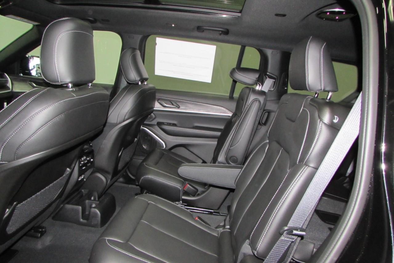 2025 Diam Black Jeep Grand Cherokee L Limited 4X4 SUV