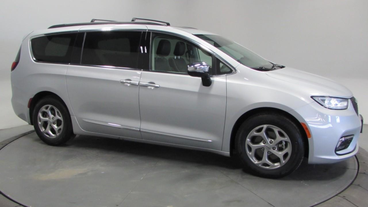 2023 Silver Mist Clearcoat Chrysler Pacifica Limited FWD Van