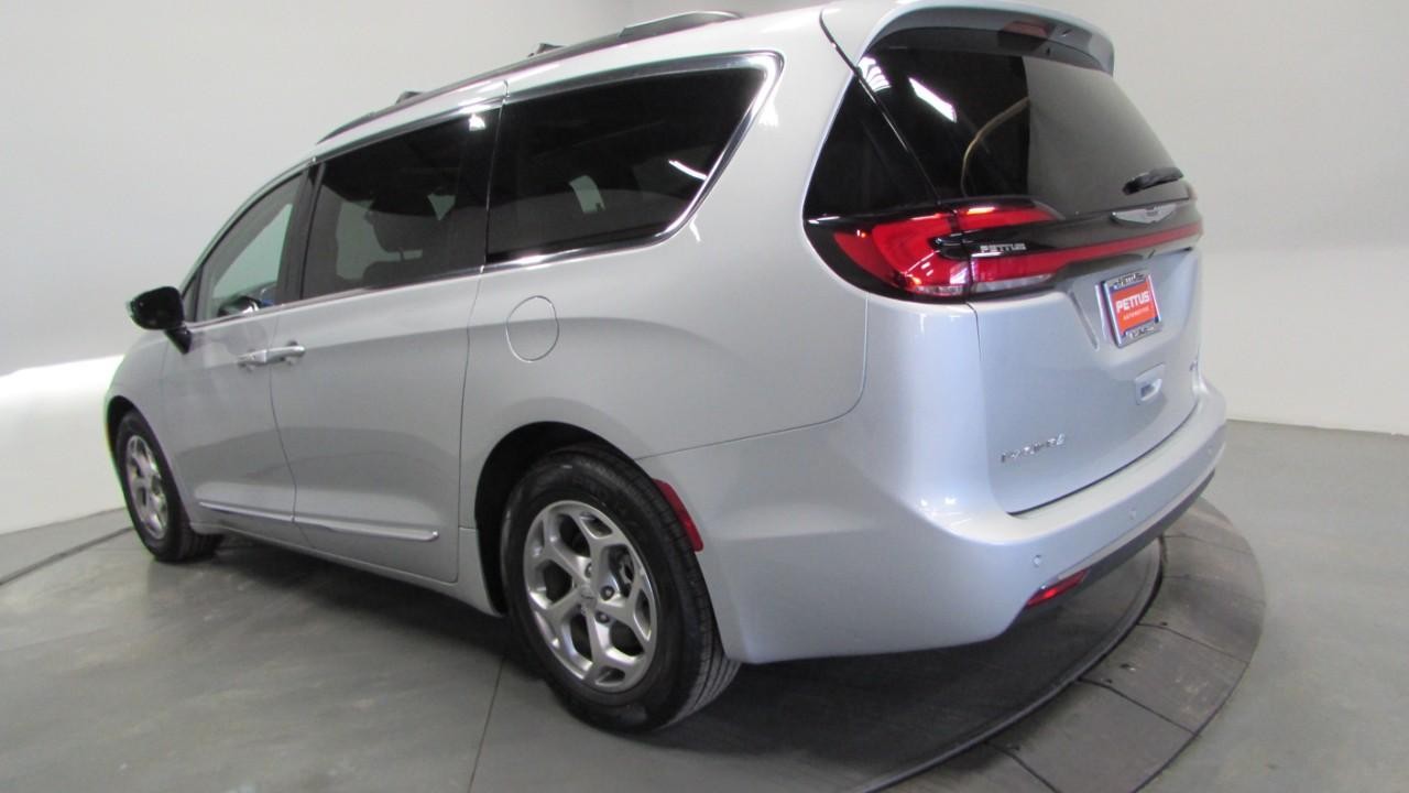 2023 Silver Mist Clearcoat Chrysler Pacifica Limited FWD Van
