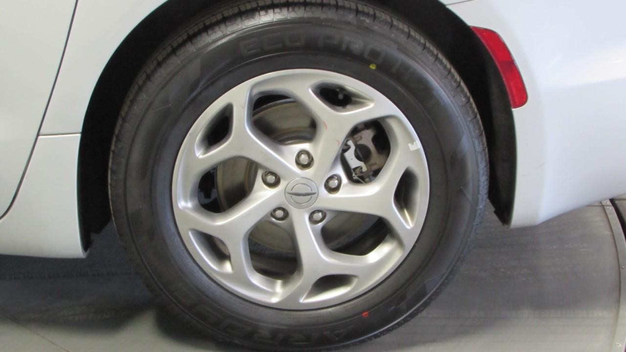 2023 Silver Mist Clearcoat Chrysler Pacifica Limited FWD Van