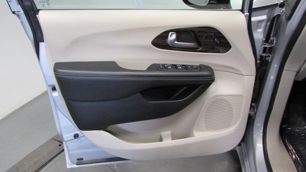 2023 Silver Mist Clearcoat Chrysler Pacifica Limited FWD Van