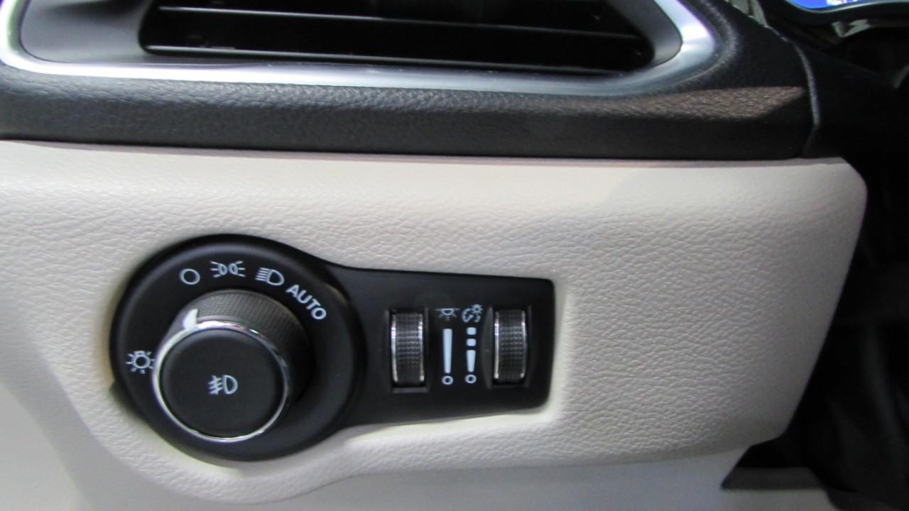 2023 Silver Mist Clearcoat Chrysler Pacifica Limited FWD Van