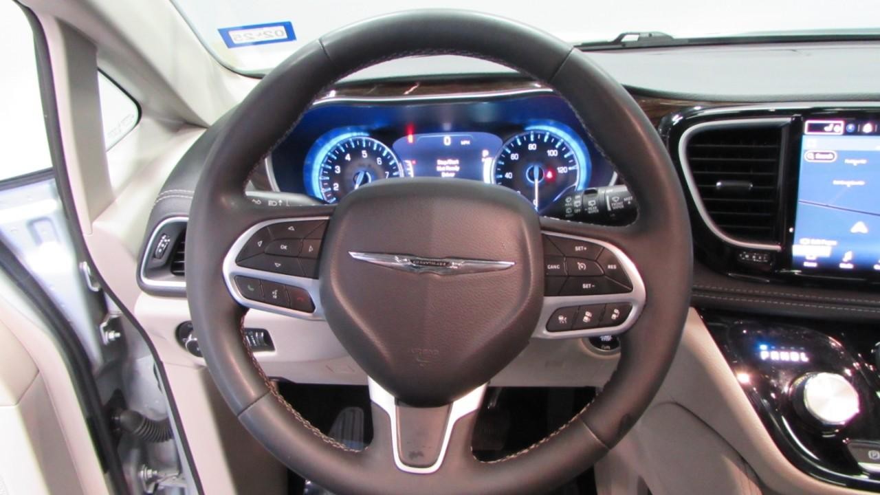 2023 Silver Mist Clearcoat Chrysler Pacifica Limited FWD Van