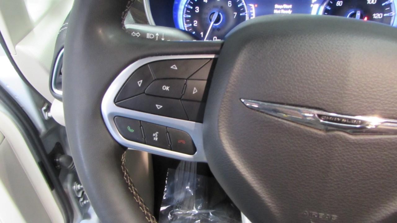 2023 Silver Mist Clearcoat Chrysler Pacifica Limited FWD Van