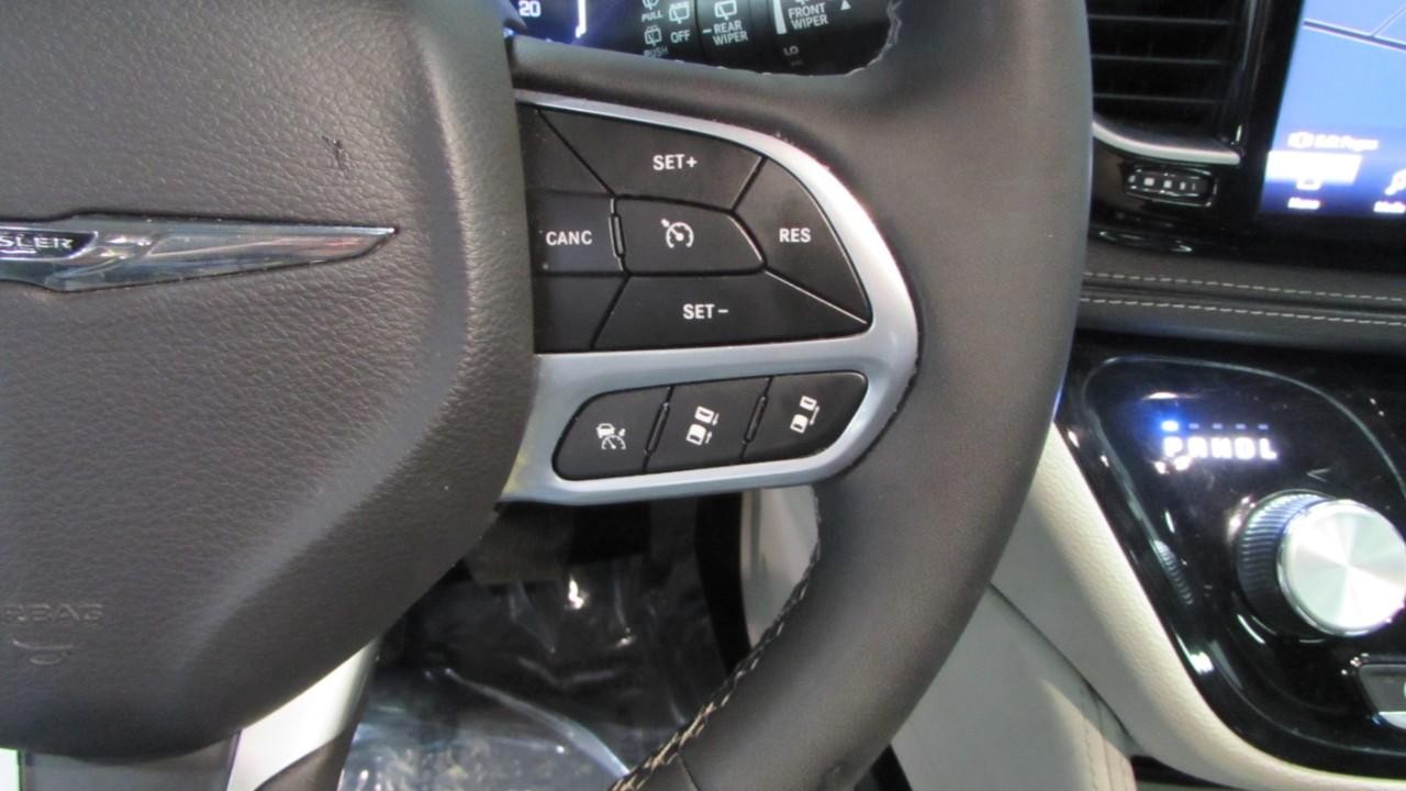 2023 Silver Mist Clearcoat Chrysler Pacifica Limited FWD Van