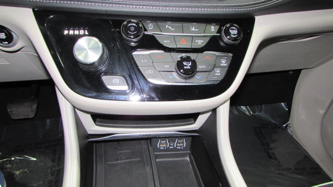 2023 Silver Mist Clearcoat Chrysler Pacifica Limited FWD Van