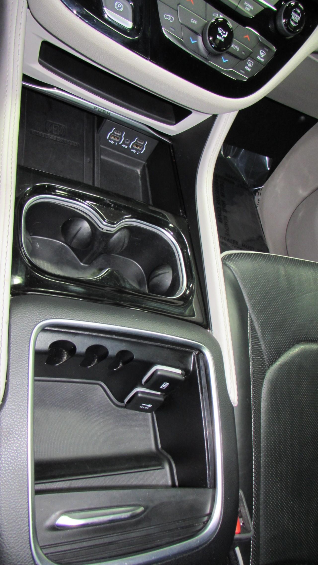 2023 Silver Mist Clearcoat Chrysler Pacifica Limited FWD Van