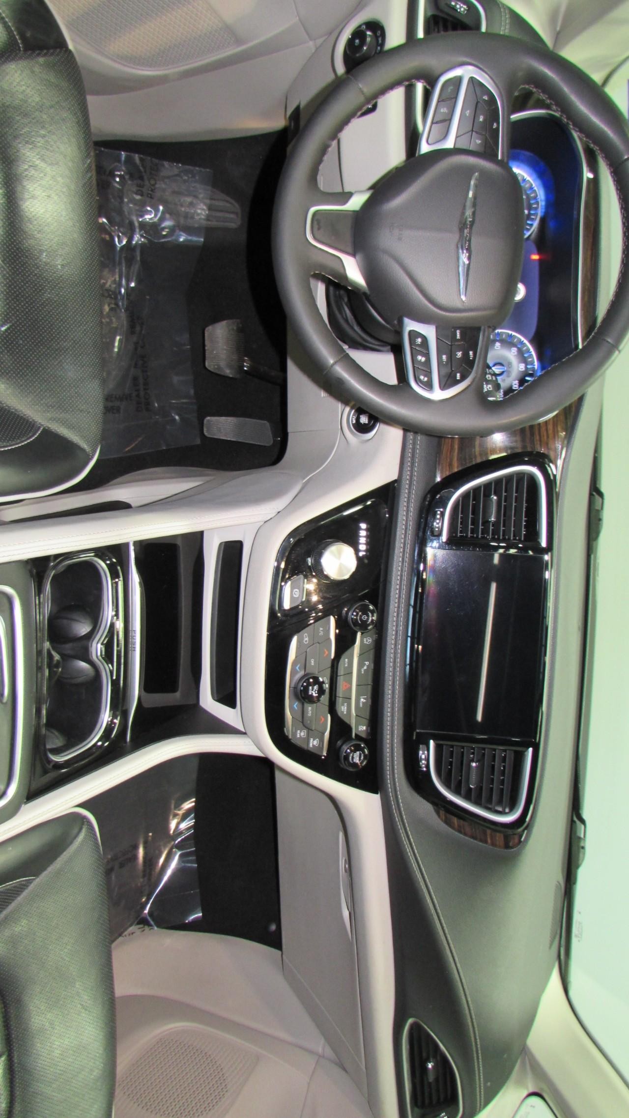 2023 Silver Mist Clearcoat Chrysler Pacifica Limited FWD Van