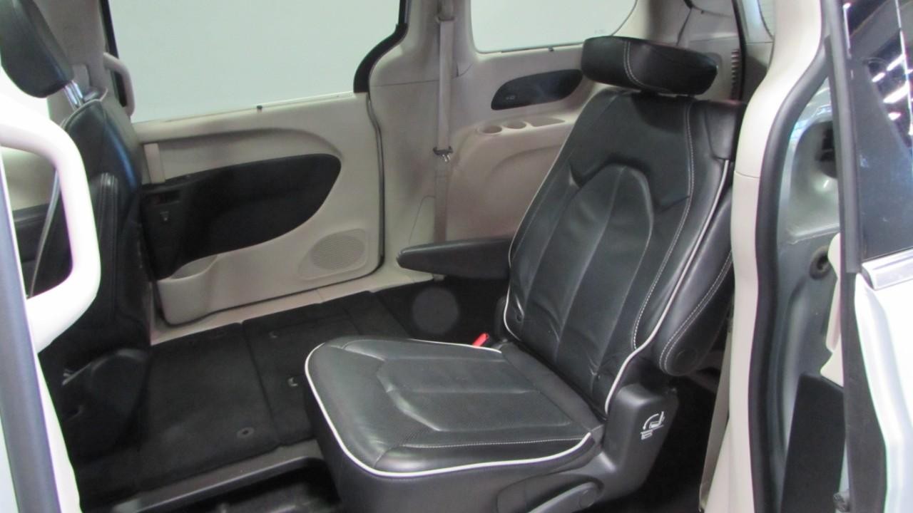 2023 Silver Mist Clearcoat Chrysler Pacifica Limited FWD Van