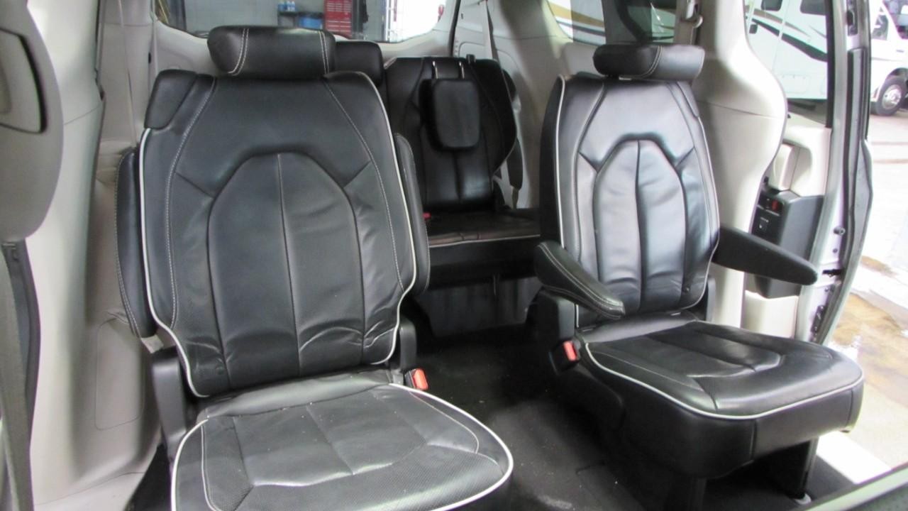 2023 Silver Mist Clearcoat Chrysler Pacifica Limited FWD Van