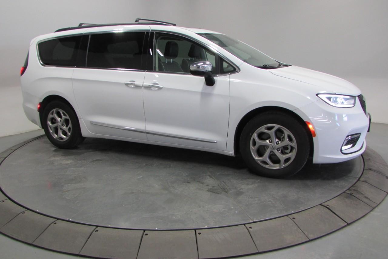 2023 Bright White Clearcoat Chrysler Pacifica Limited FWD Van
