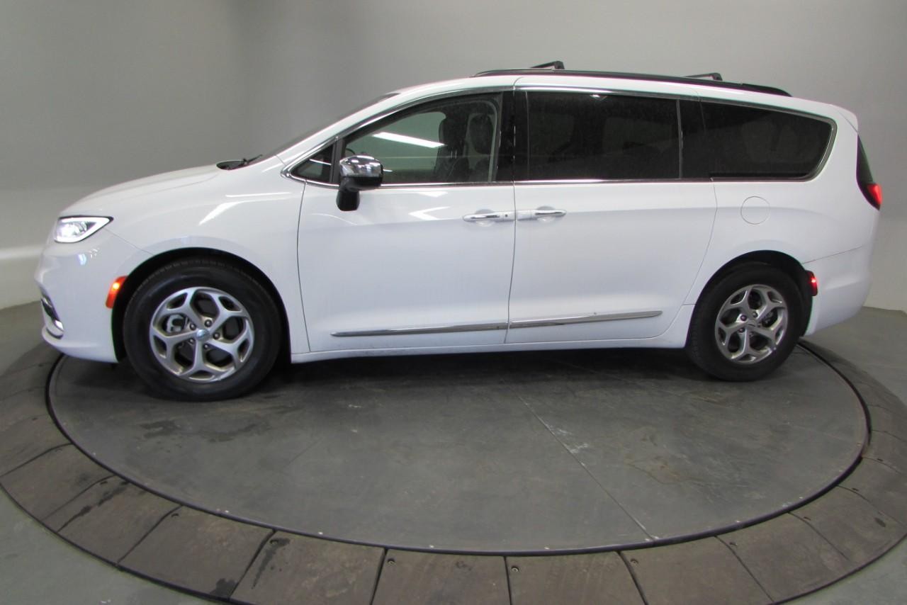2023 Bright White Clearcoat Chrysler Pacifica Limited FWD Van