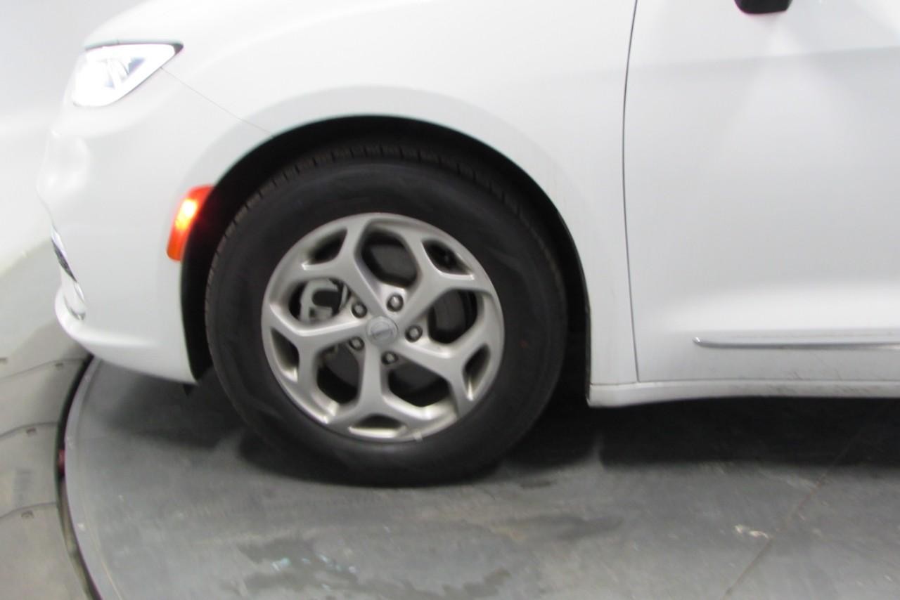 2023 Bright White Clearcoat Chrysler Pacifica Limited FWD Van