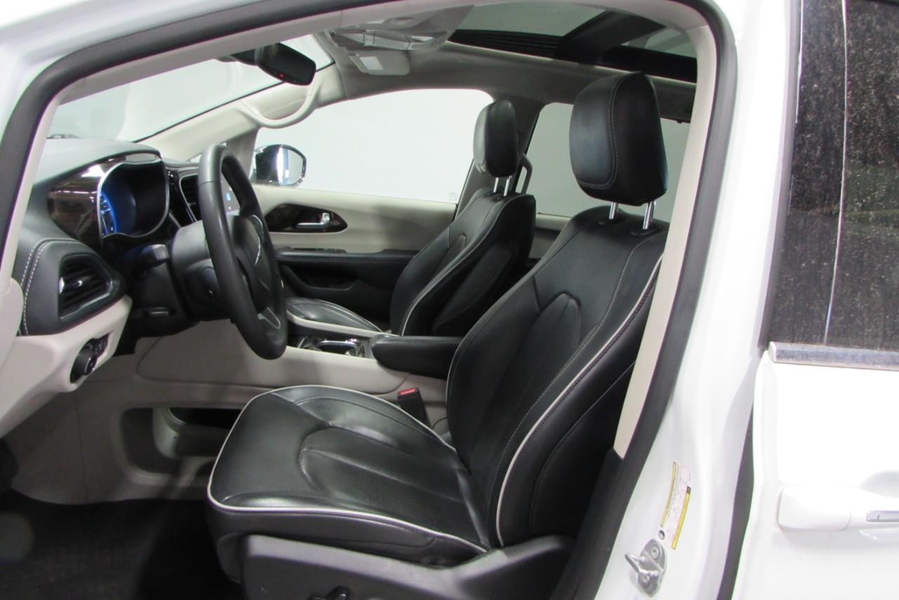 2023 Bright White Clearcoat Chrysler Pacifica Limited FWD Van