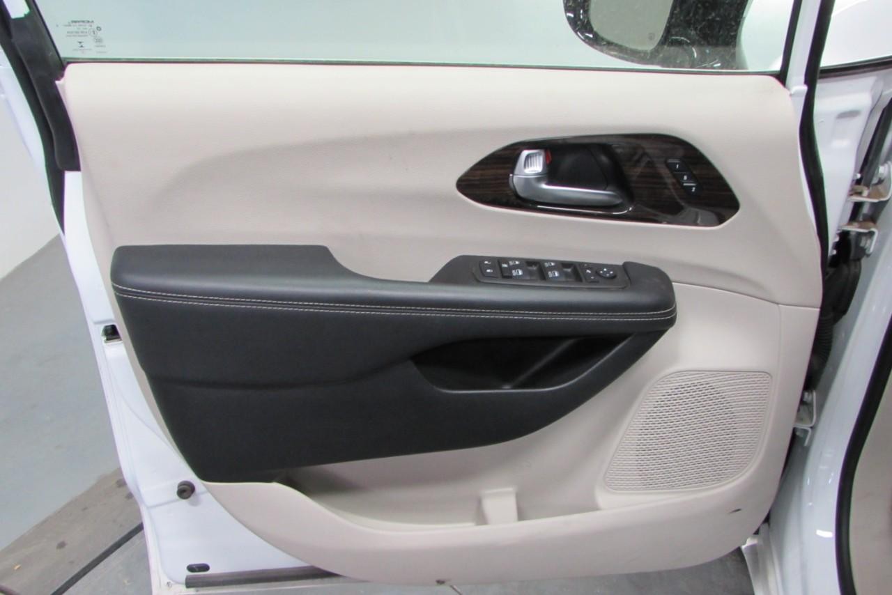 2023 Bright White Clearcoat Chrysler Pacifica Limited FWD Van