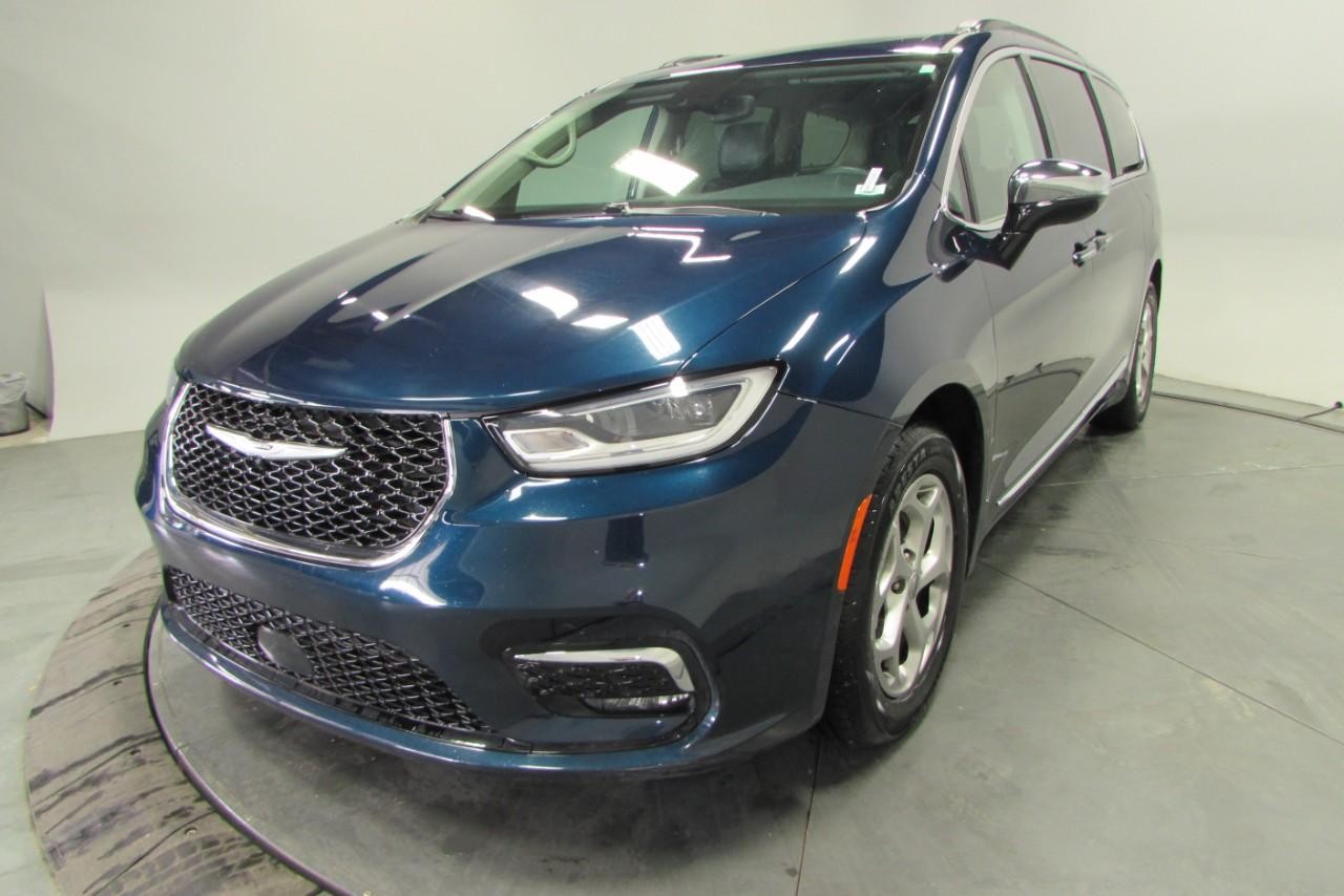 2023 Fathom Blue Pearlcoat Chrysler Pacifica Limited FWD Van