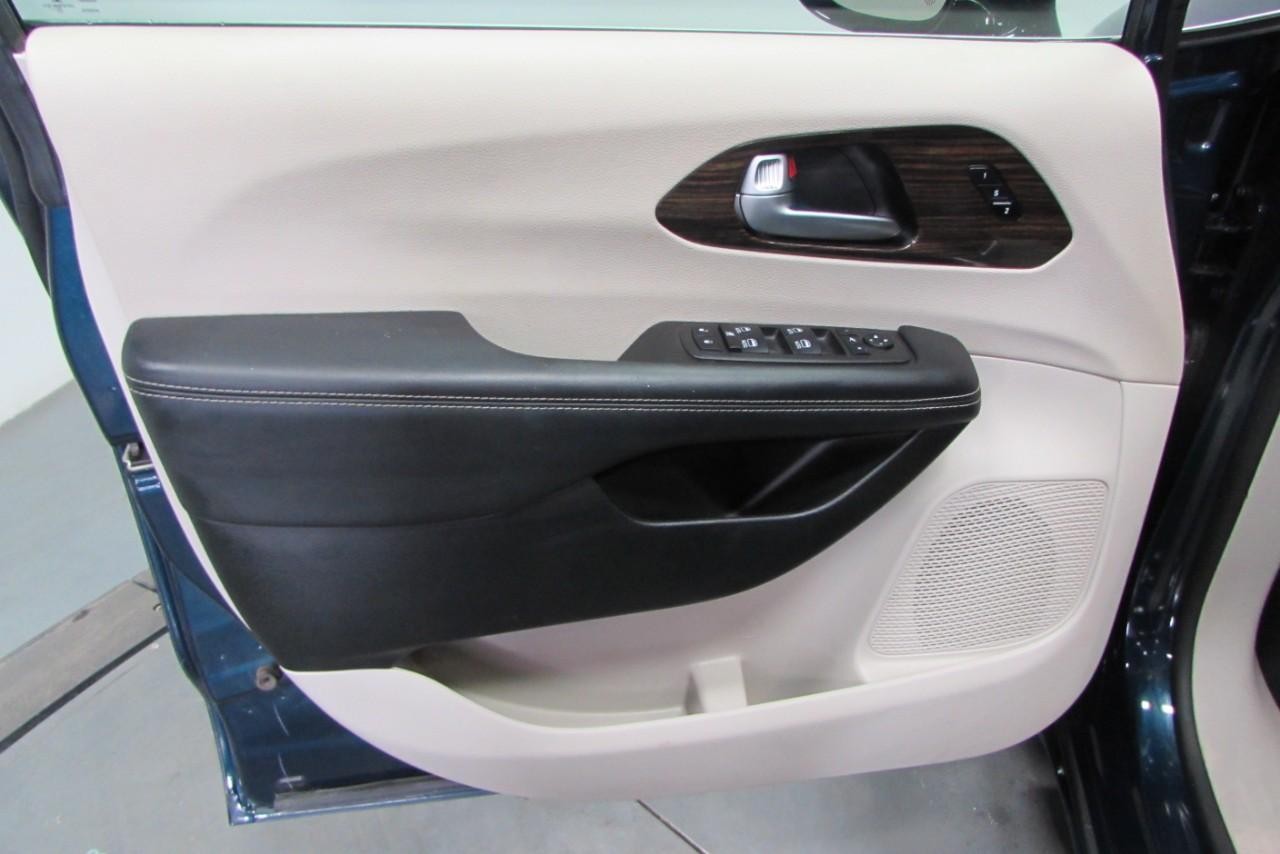 2023 Fathom Blue Pearlcoat Chrysler Pacifica Limited FWD Van