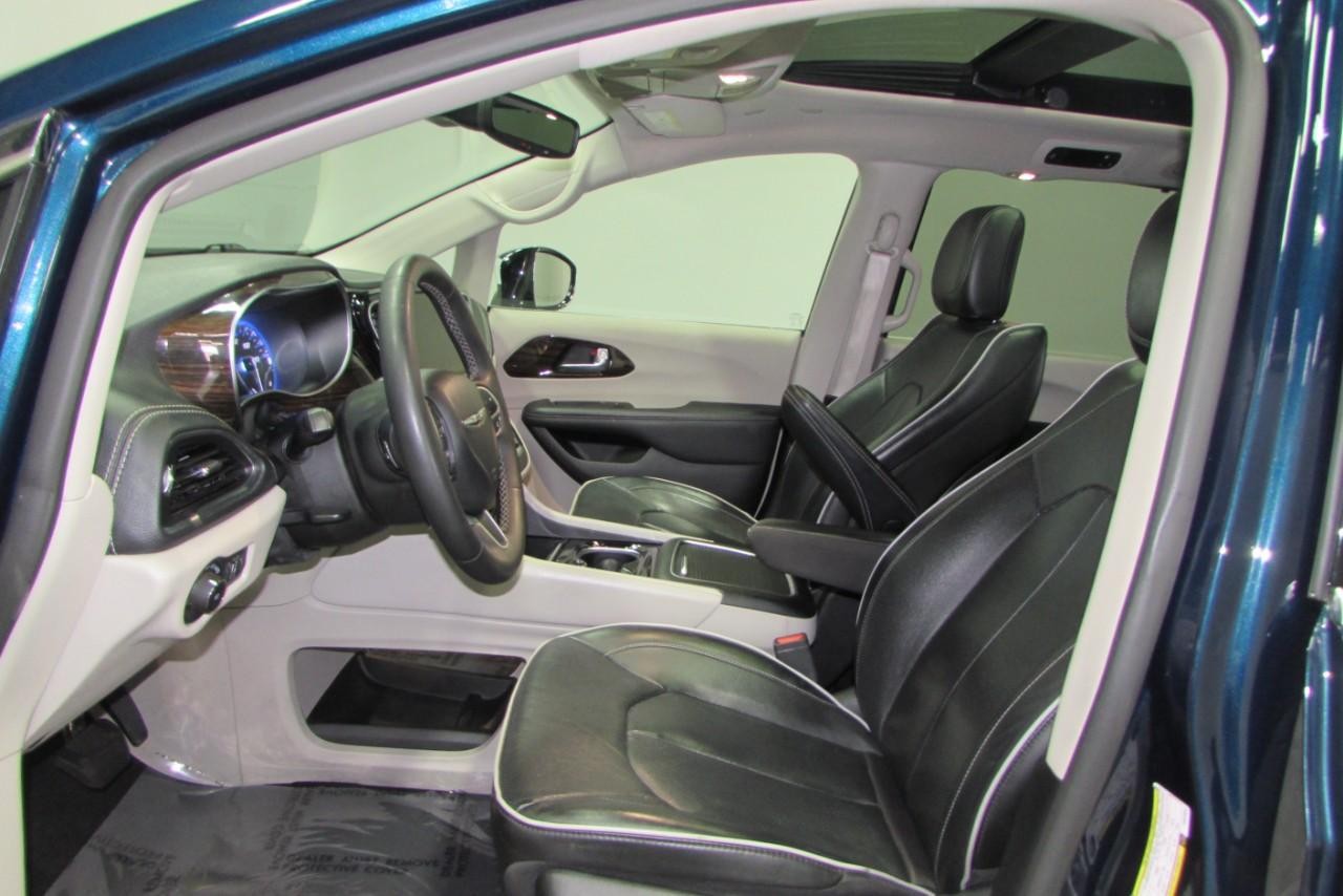 2023 Fathom Blue Pearlcoat Chrysler Pacifica Limited FWD Van