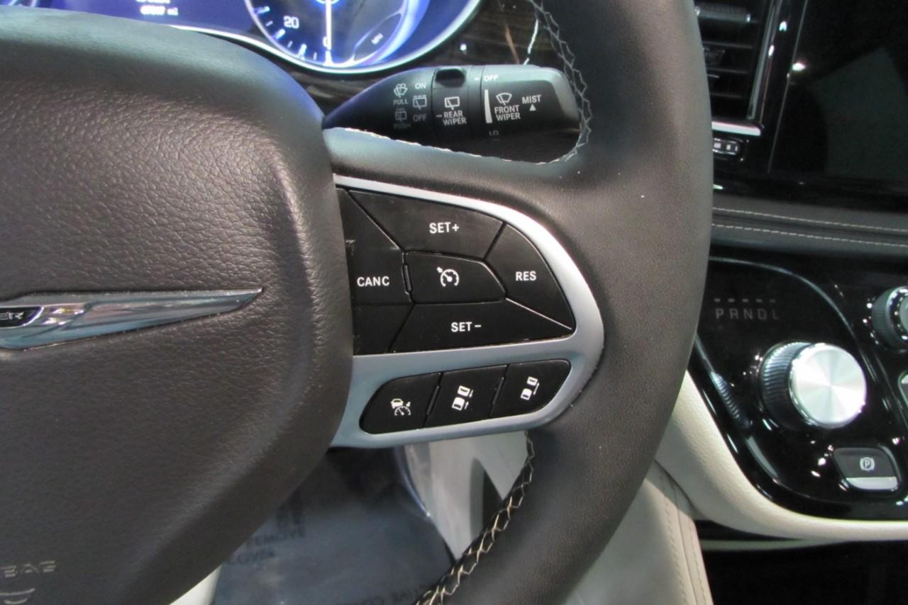 2023 Fathom Blue Pearlcoat Chrysler Pacifica Limited FWD Van