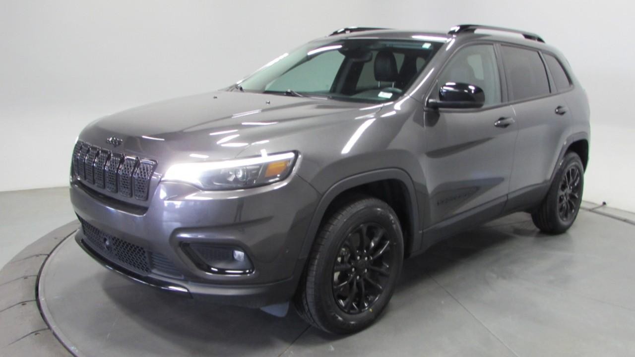 2023 Granite Crystal Metallic Clearcoat Jeep Cherokee Altitude 4X4 SUV