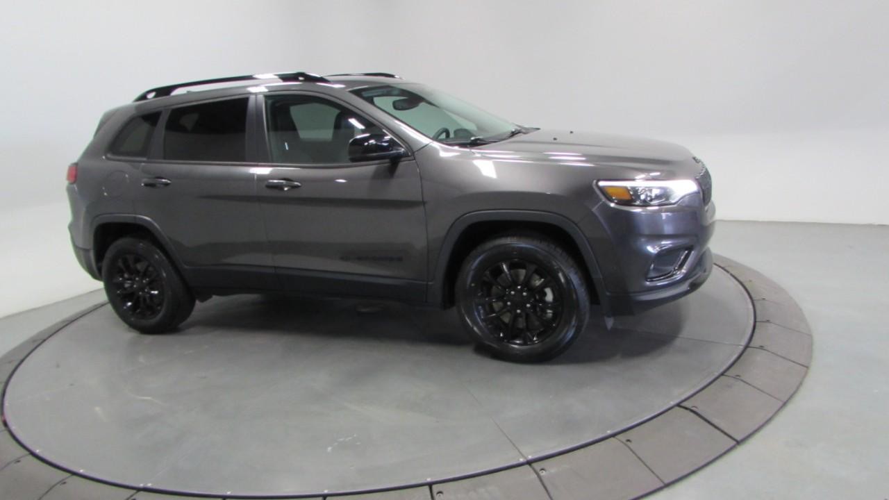 2023 Granite Crystal Metallic Clearcoat Jeep Cherokee Altitude 4X4 SUV