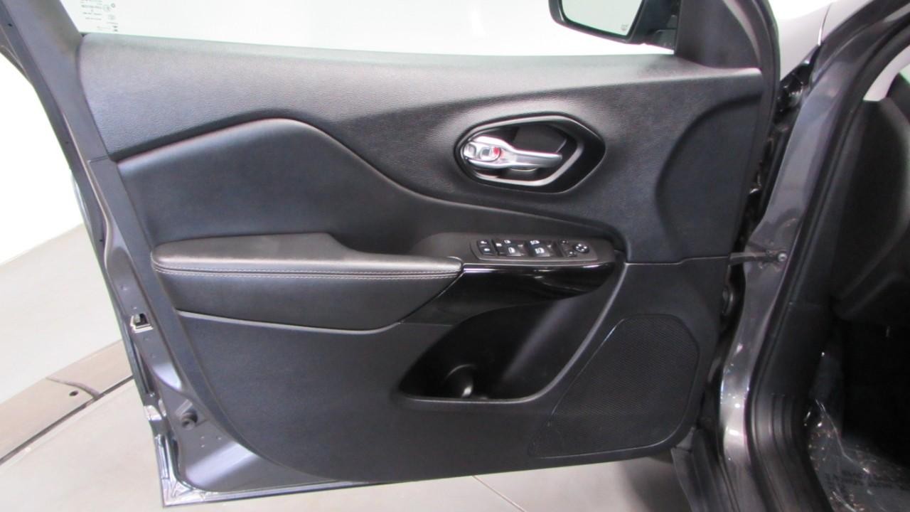 2023 Granite Crystal Metallic Clearcoat Jeep Cherokee Altitude 4X4 SUV