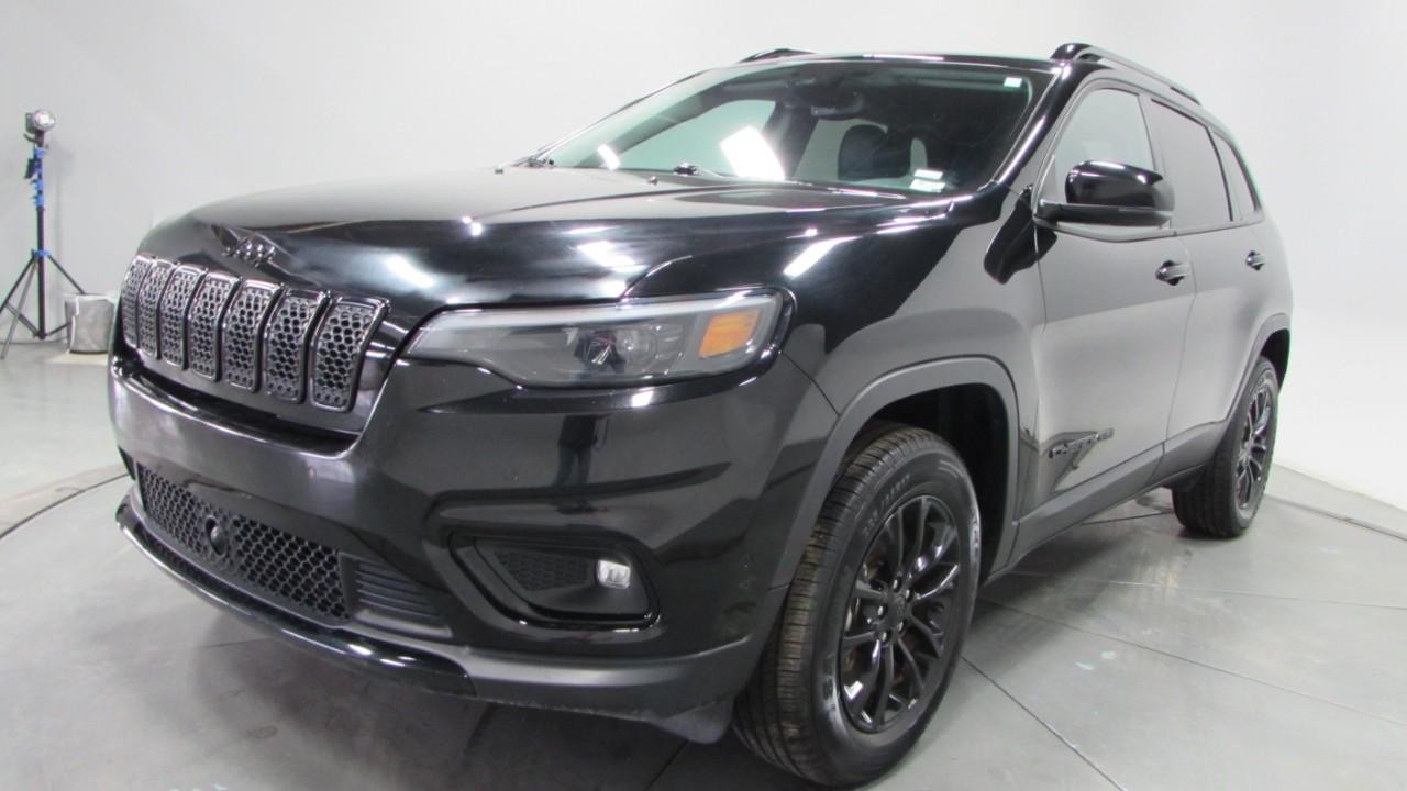 2023 Diamond Black Crystal Pearlcoat Jeep Cherokee Altitude 4X4 SUV