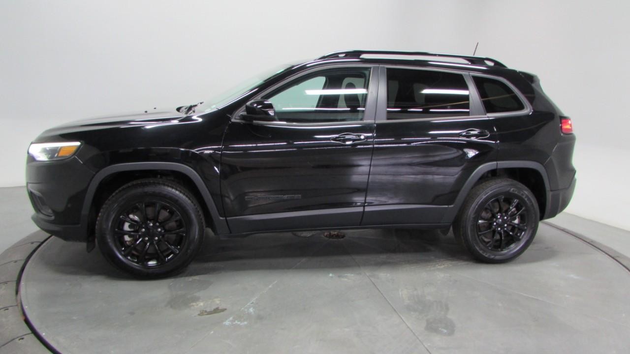 2023 Diamond Black Crystal Pearlcoat Jeep Cherokee Altitude 4X4 SUV